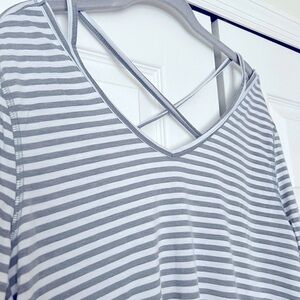 🍊Old Navy Active Long Sleeve V-Neck Top with Crisscross Back XL🍊